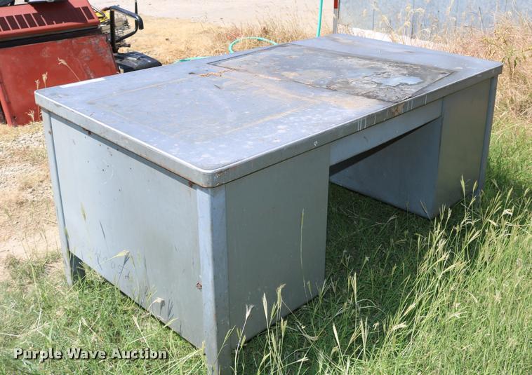 image for item DM9367 Metal desk