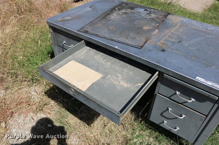 image for item DM9367 Metal desk