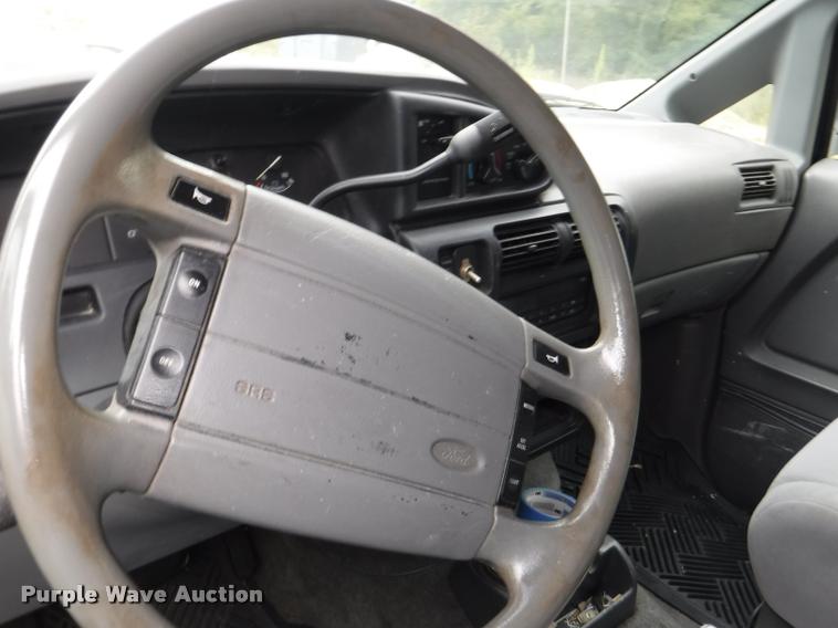 image for item K5876 1997 Ford Aerostar XLT van