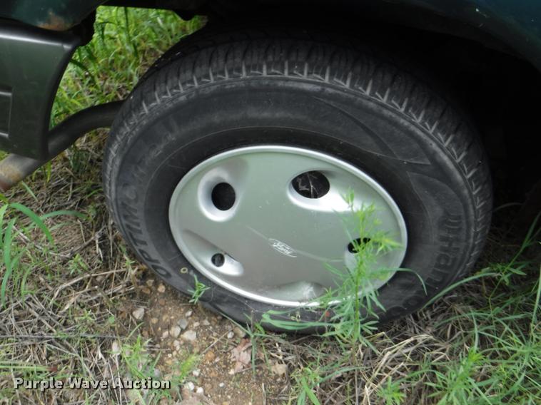 image for item K5876 1997 Ford Aerostar XLT van