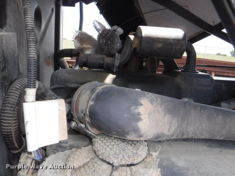 image for item K5899 2002 New Holland TS100 tractor