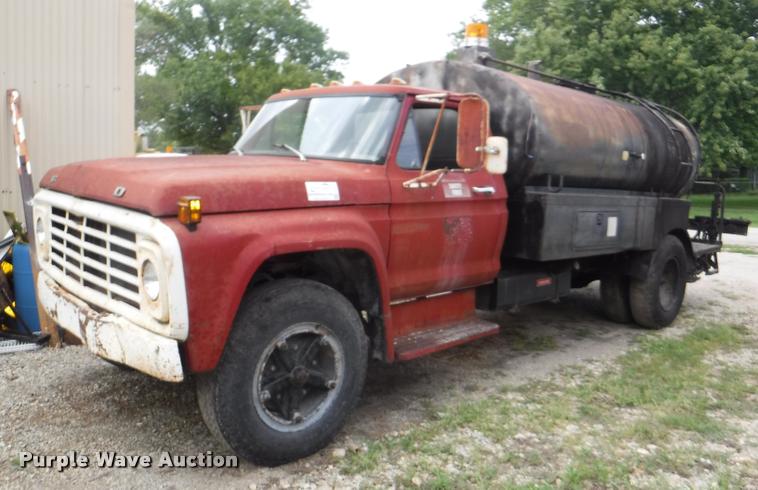 image for item K5910 1973 Ford F700 oil distributor truck