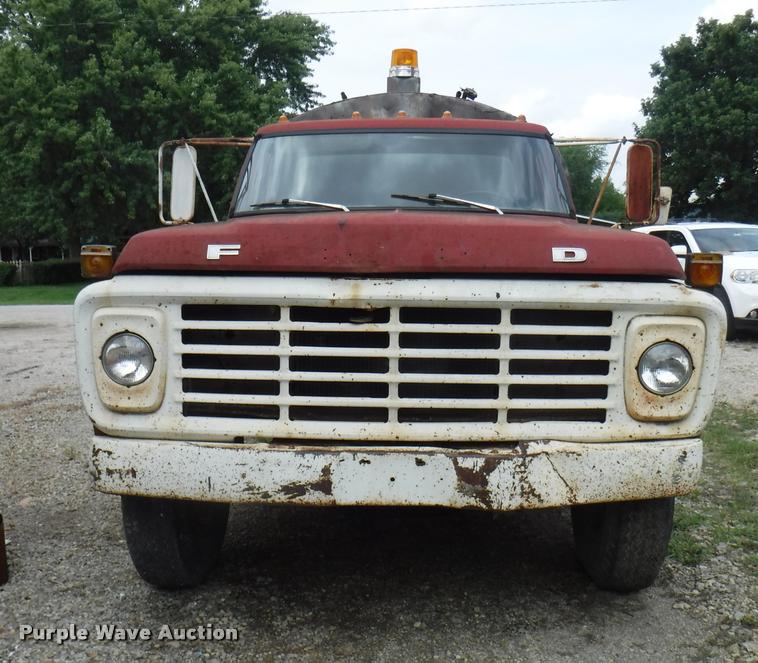 image for item K5910 1973 Ford F700 oil distributor truck