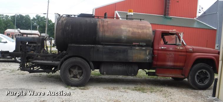 image for item K5910 1973 Ford F700 oil distributor truck