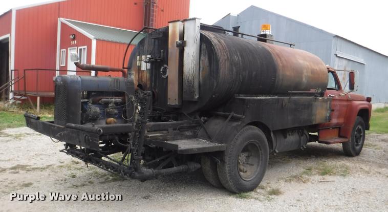 image for item K5910 1973 Ford F700 oil distributor truck