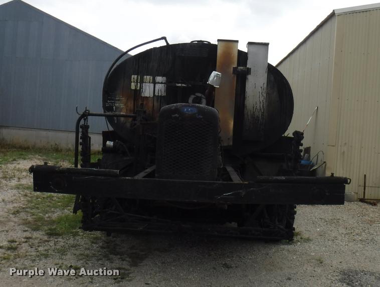 image for item K5910 1973 Ford F700 oil distributor truck