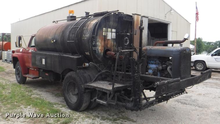 image for item K5910 1973 Ford F700 oil distributor truck