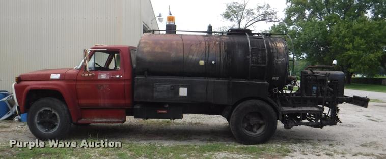 image for item K5910 1973 Ford F700 oil distributor truck