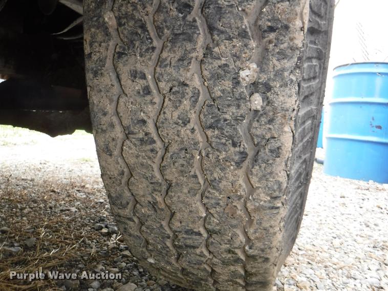 image for item K5910 1973 Ford F700 oil distributor truck