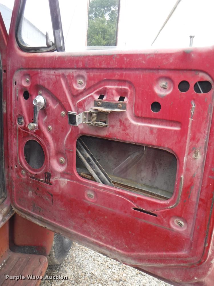 image for item K5910 1973 Ford F700 oil distributor truck