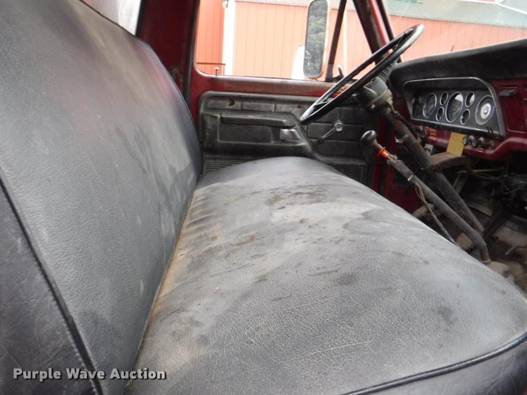 image for item K5910 1973 Ford F700 oil distributor truck