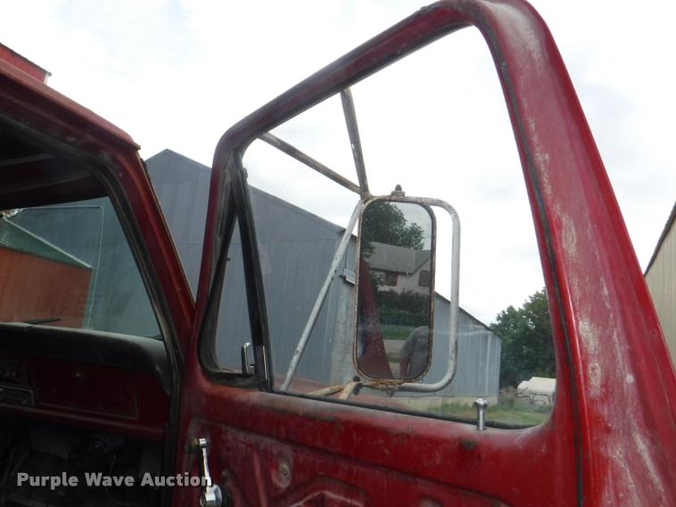 image for item K5910 1973 Ford F700 oil distributor truck