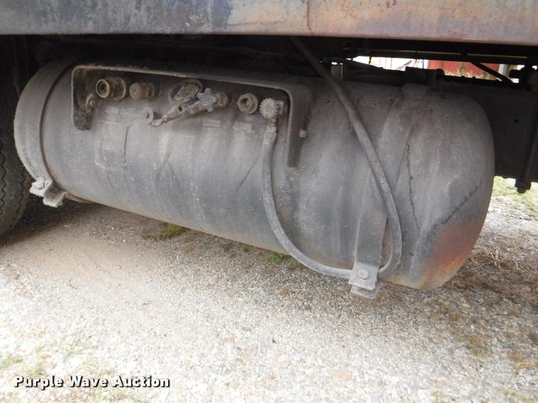 image for item K5910 1973 Ford F700 oil distributor truck