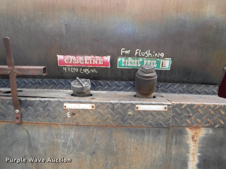 image for item K5910 1973 Ford F700 oil distributor truck