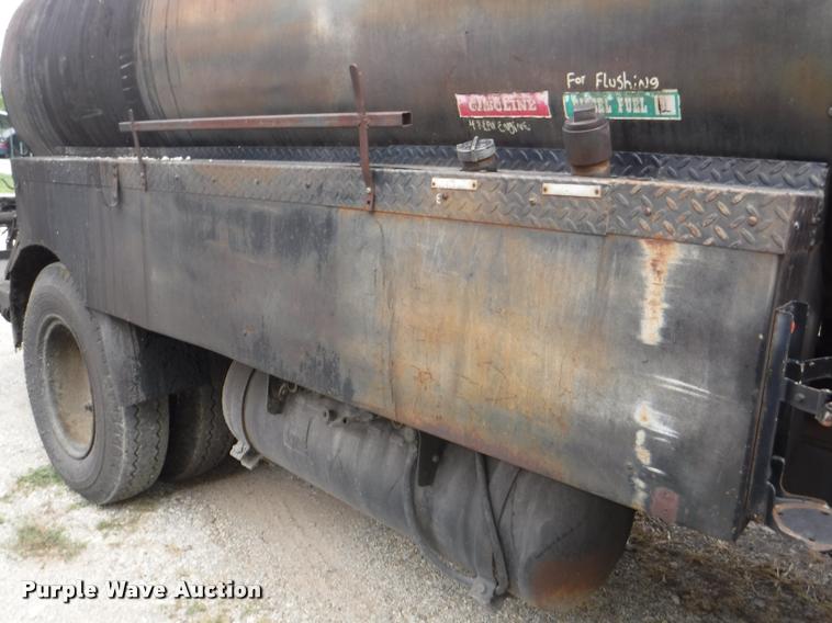 image for item K5910 1973 Ford F700 oil distributor truck