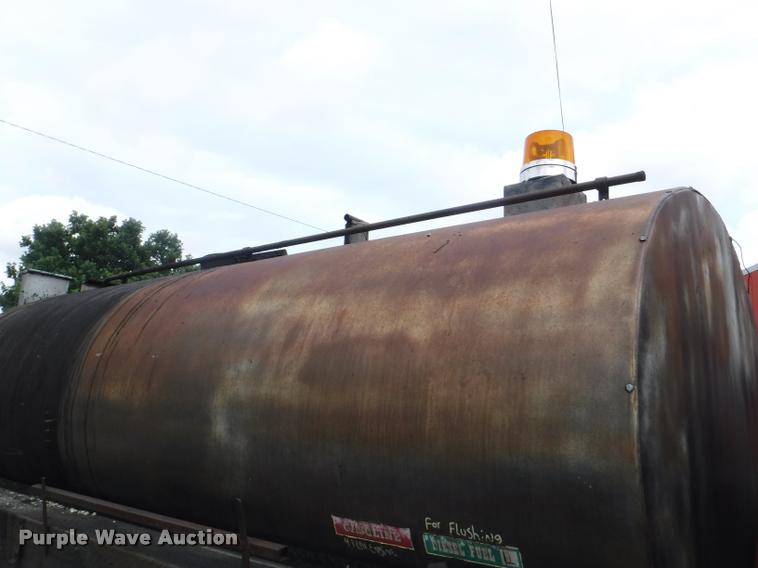 image for item K5910 1973 Ford F700 oil distributor truck