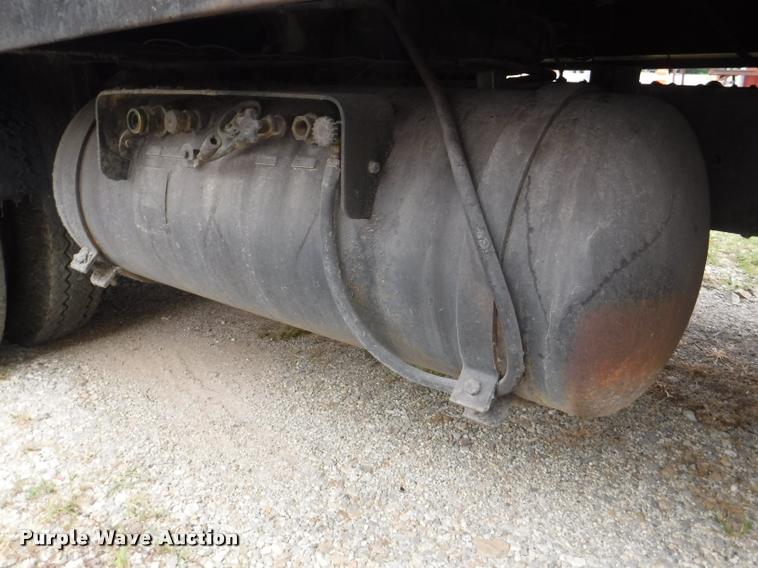 image for item K5910 1973 Ford F700 oil distributor truck