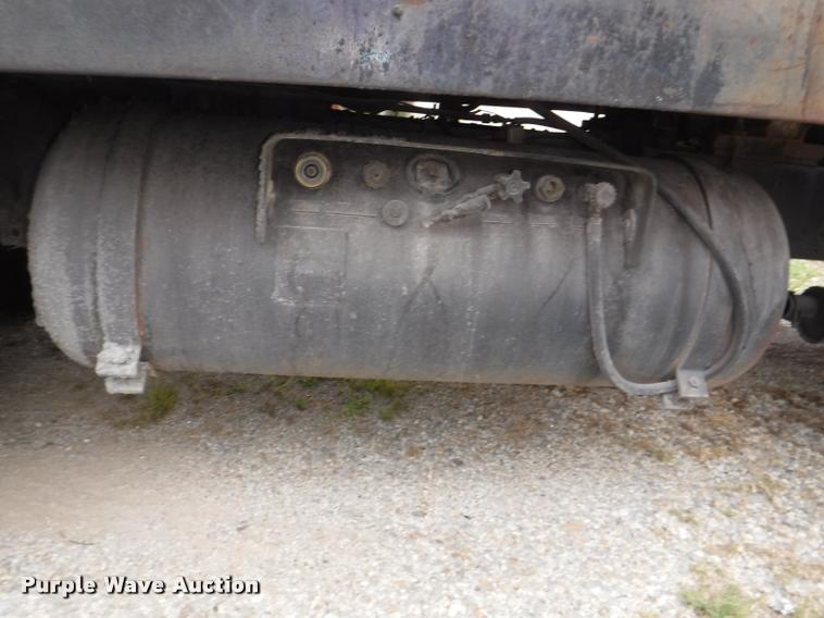 image for item K5910 1973 Ford F700 oil distributor truck