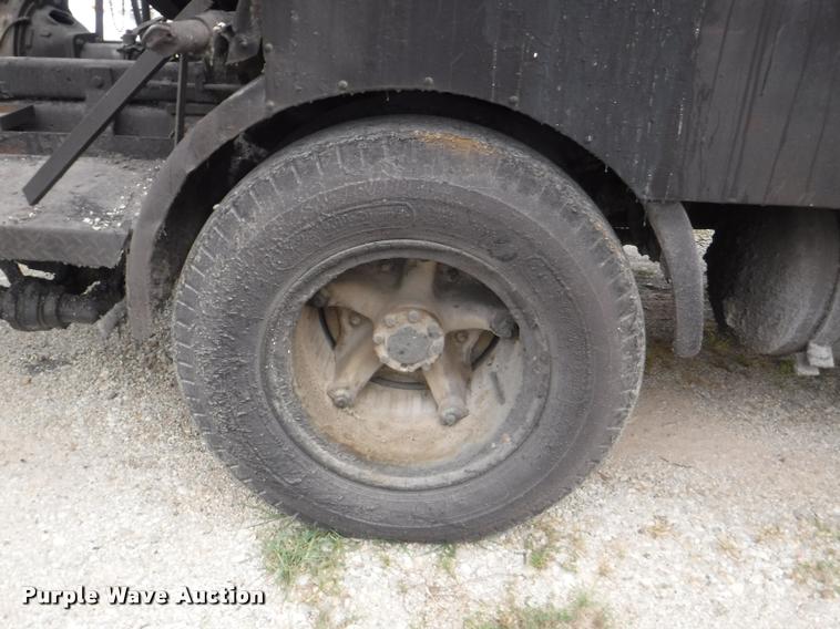 image for item K5910 1973 Ford F700 oil distributor truck