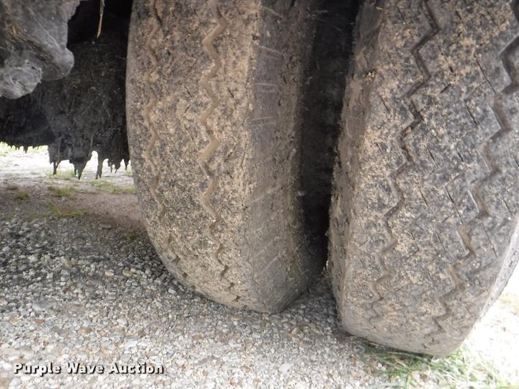 image for item K5910 1973 Ford F700 oil distributor truck