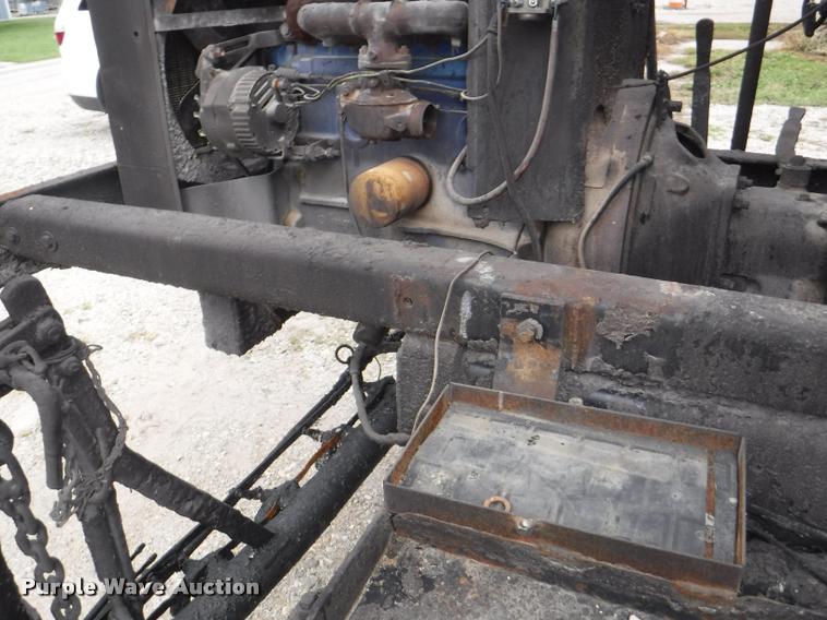 image for item K5910 1973 Ford F700 oil distributor truck