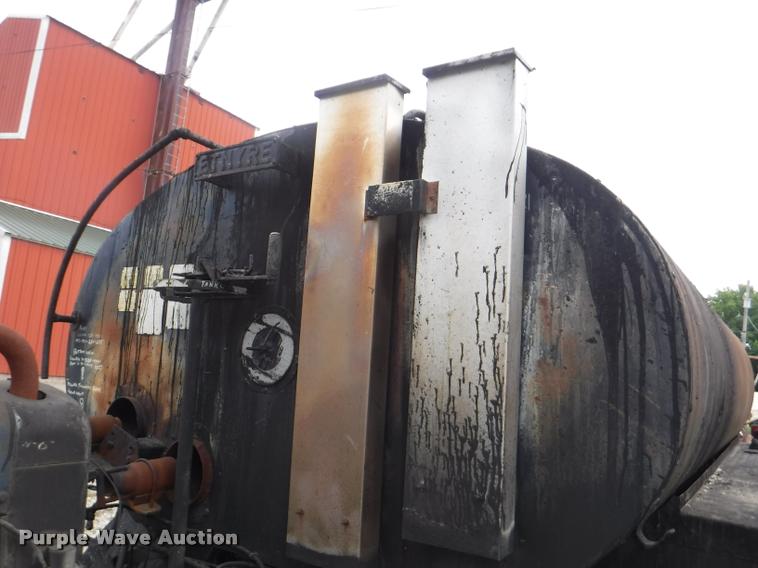 image for item K5910 1973 Ford F700 oil distributor truck