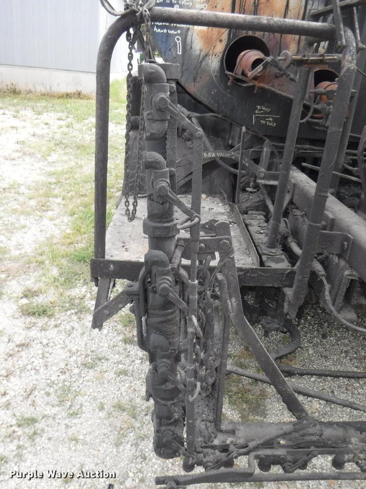 image for item K5910 1973 Ford F700 oil distributor truck