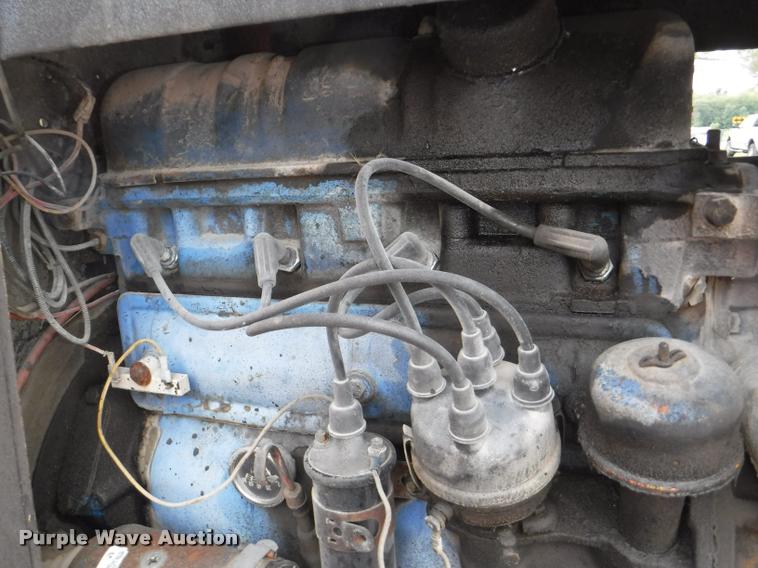 image for item K5910 1973 Ford F700 oil distributor truck