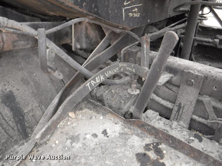 image for item K5910 1973 Ford F700 oil distributor truck