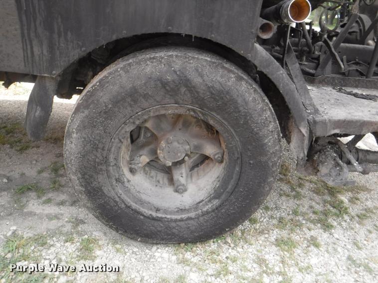 image for item K5910 1973 Ford F700 oil distributor truck