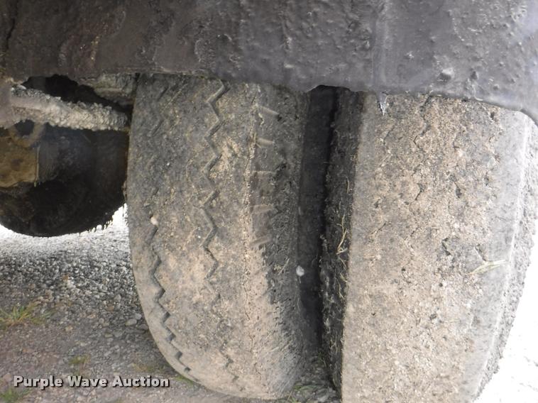 image for item K5910 1973 Ford F700 oil distributor truck