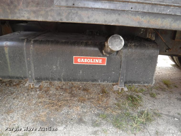 image for item K5910 1973 Ford F700 oil distributor truck