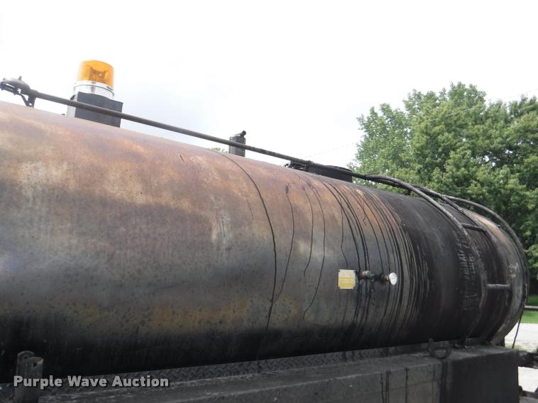 image for item K5910 1973 Ford F700 oil distributor truck