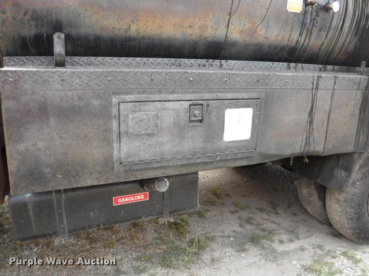 image for item K5910 1973 Ford F700 oil distributor truck