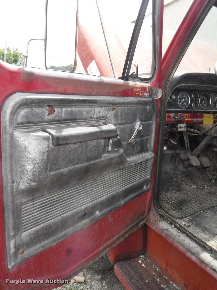 image for item K5910 1973 Ford F700 oil distributor truck