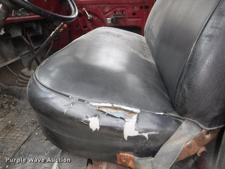 image for item K5910 1973 Ford F700 oil distributor truck