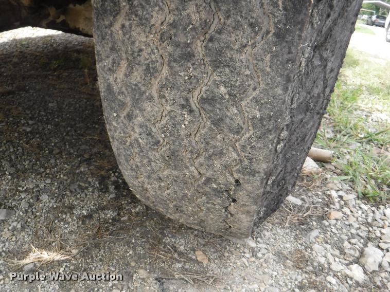 image for item K5910 1973 Ford F700 oil distributor truck