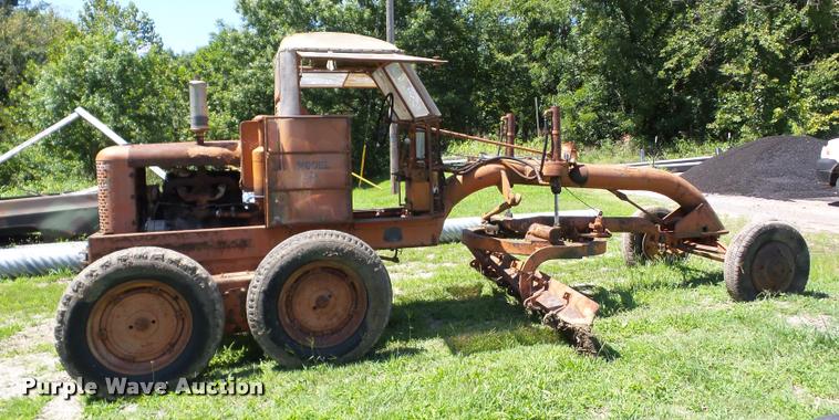image for item K6411 Allis Chalmers D rigid frame motor grader