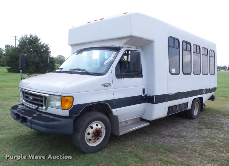 image for item K6434 2005 Ford Econoline E450 shuttle bus