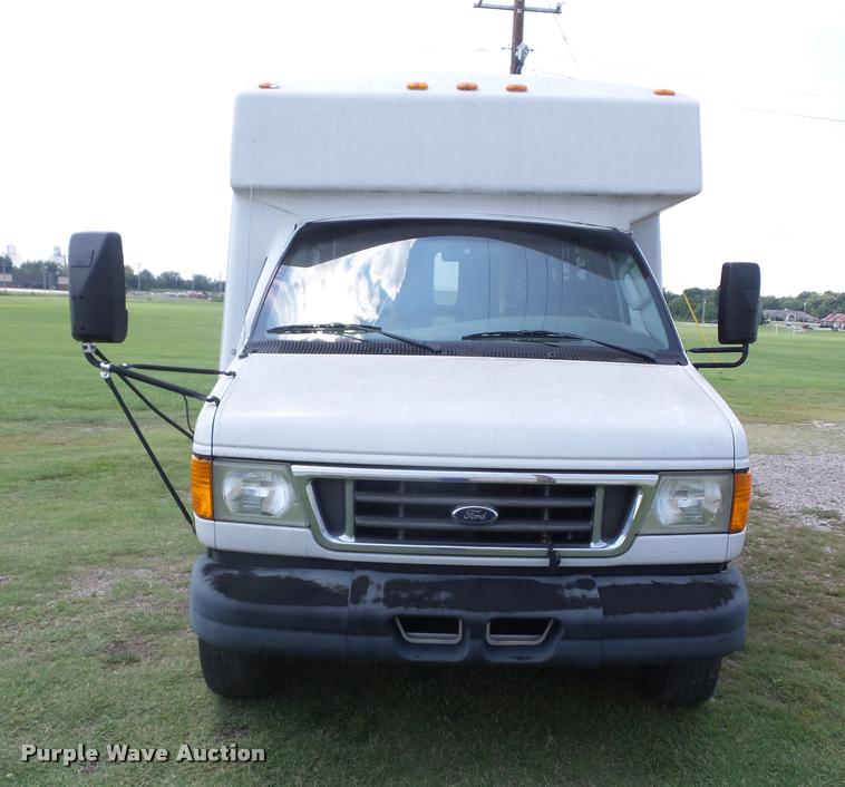 image for item K6434 2005 Ford Econoline E450 shuttle bus