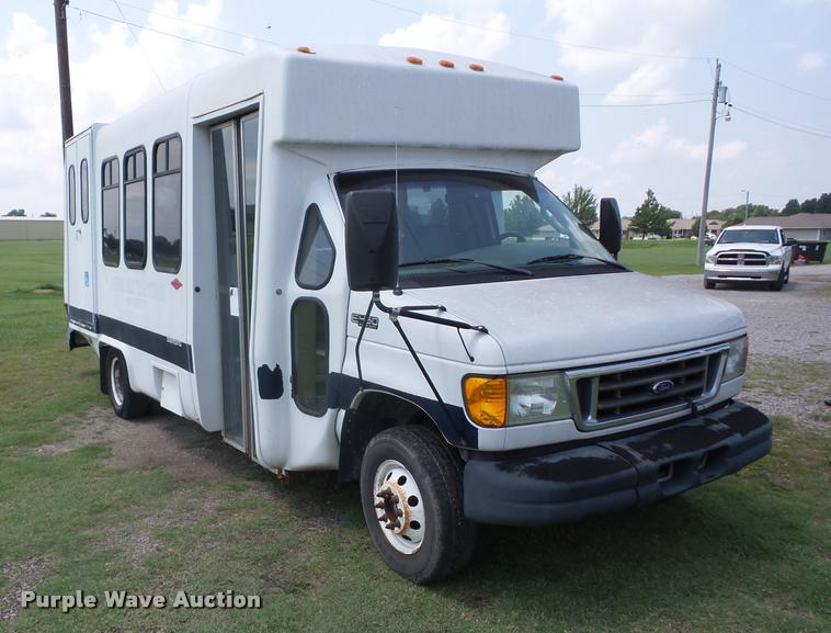 image for item K6434 2005 Ford Econoline E450 shuttle bus