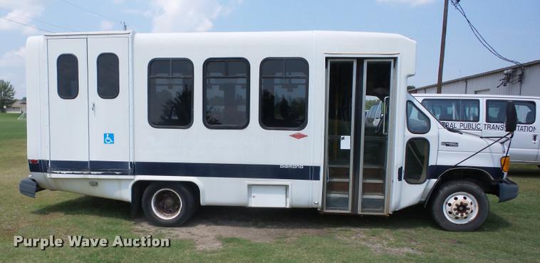 image for item K6434 2005 Ford Econoline E450 shuttle bus