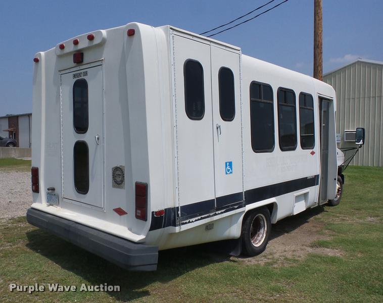 image for item K6434 2005 Ford Econoline E450 shuttle bus