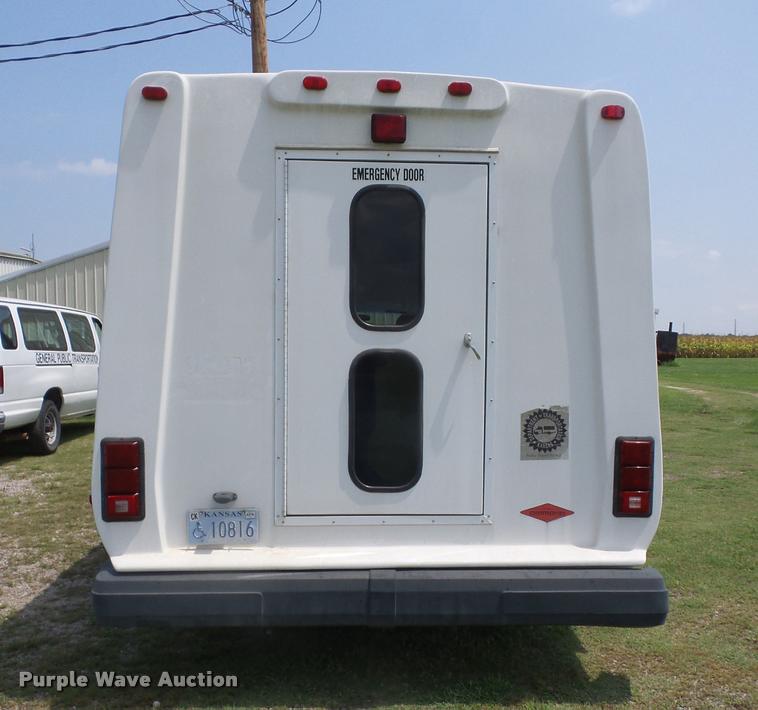 image for item K6434 2005 Ford Econoline E450 shuttle bus