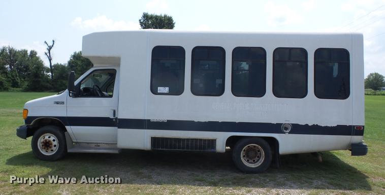image for item K6434 2005 Ford Econoline E450 shuttle bus