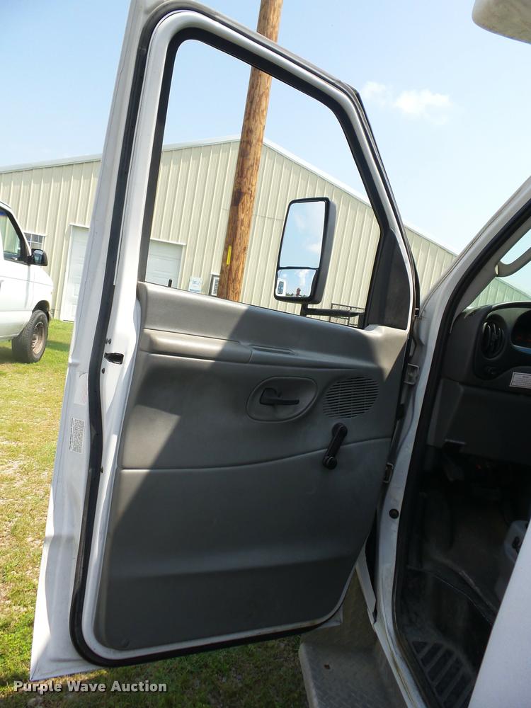 image for item K6434 2005 Ford Econoline E450 shuttle bus