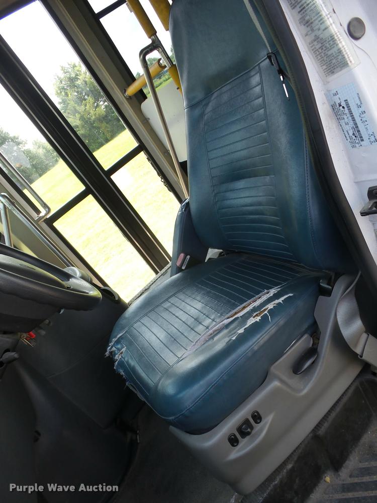 image for item K6434 2005 Ford Econoline E450 shuttle bus