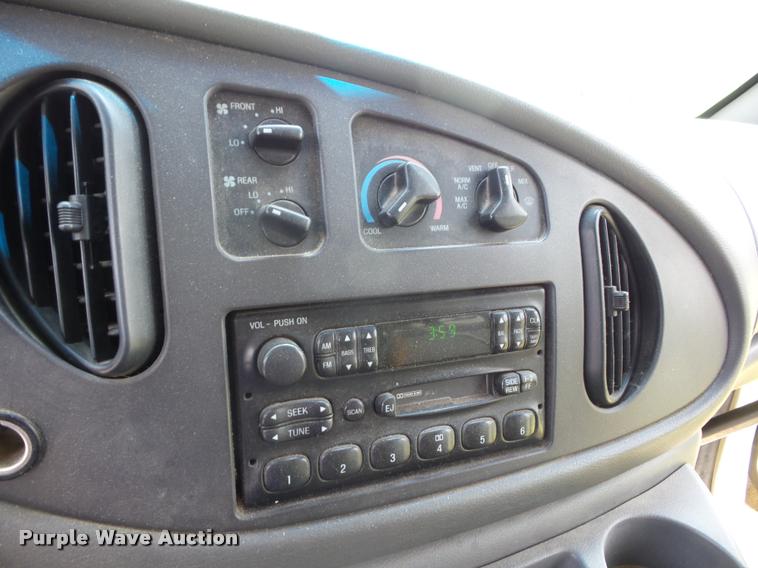 image for item K6434 2005 Ford Econoline E450 shuttle bus