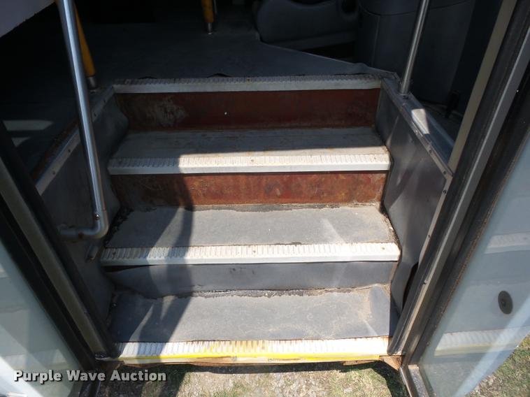 image for item K6434 2005 Ford Econoline E450 shuttle bus