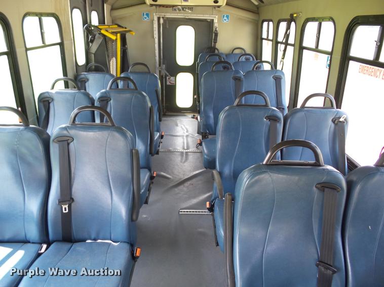 image for item K6434 2005 Ford Econoline E450 shuttle bus